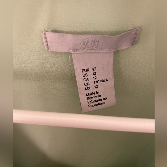 Flowy Sleeveless Blouse - Picture 3 of 3